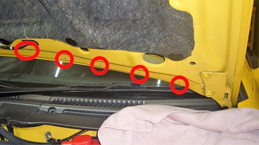 z32ボンネットフードインシュレーター及びフードシール類の交換