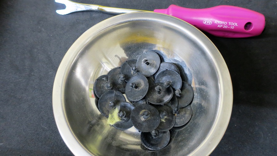 z32ボンネットフードインシュレーター及びフードシール類の交換