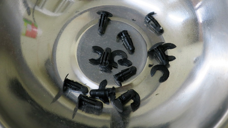 z32ボンネットフードインシュレーター及びフードシール類の交換