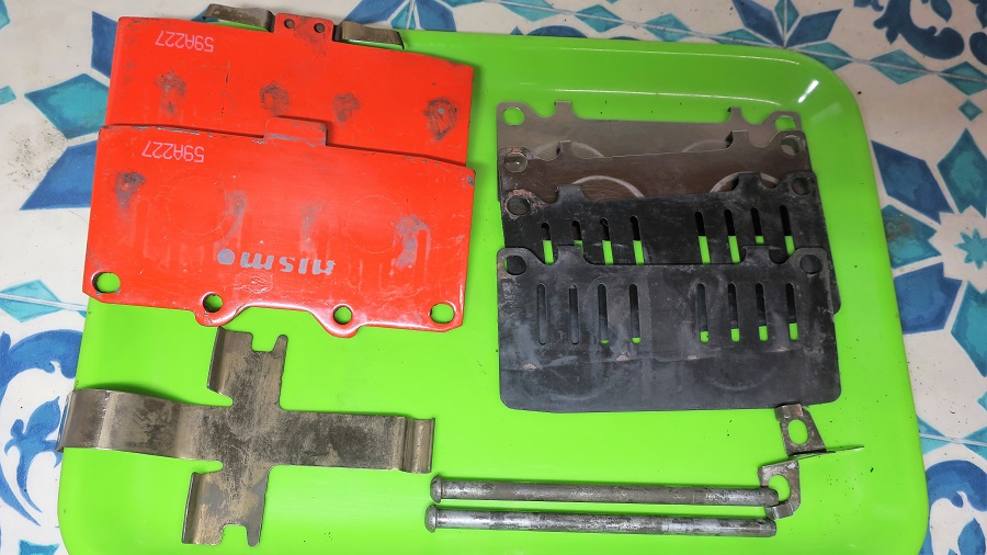 z32 er34フロントキャリパーのオーバーホール、ナット打ち替え、流用