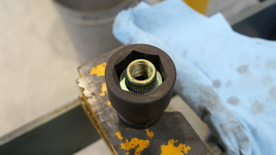 z32 er34フロントキャリパーのオーバーホール、ナット打ち替え、流用