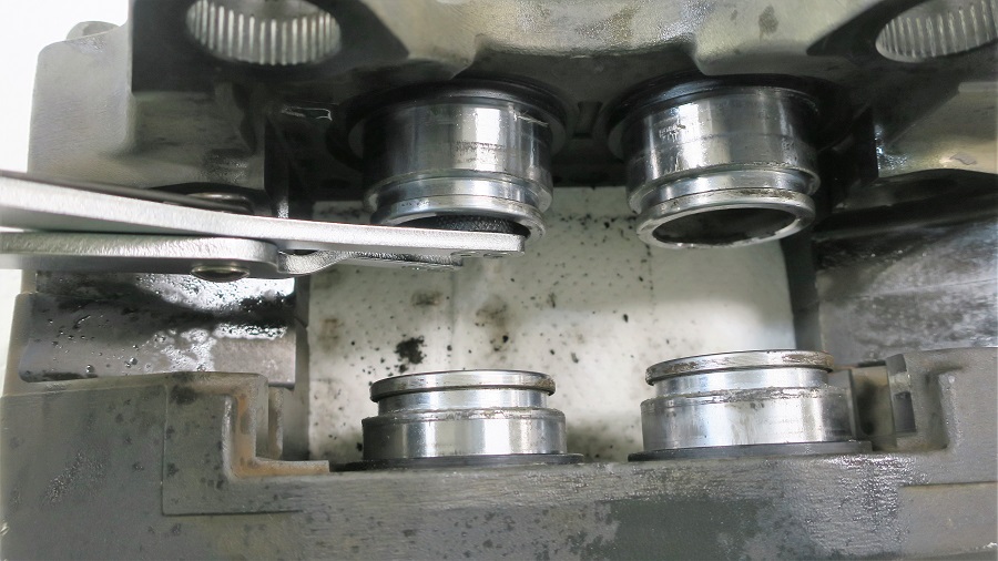 z32 er34フロントキャリパーのオーバーホール、ナット打ち替え、流用