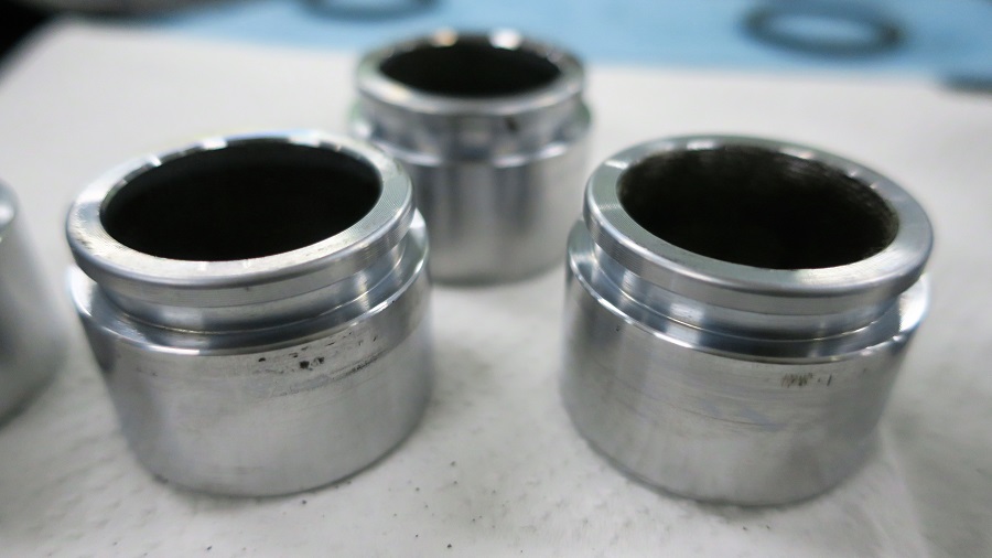 z32 er34フロントキャリパーのオーバーホール、ナット打ち替え、流用