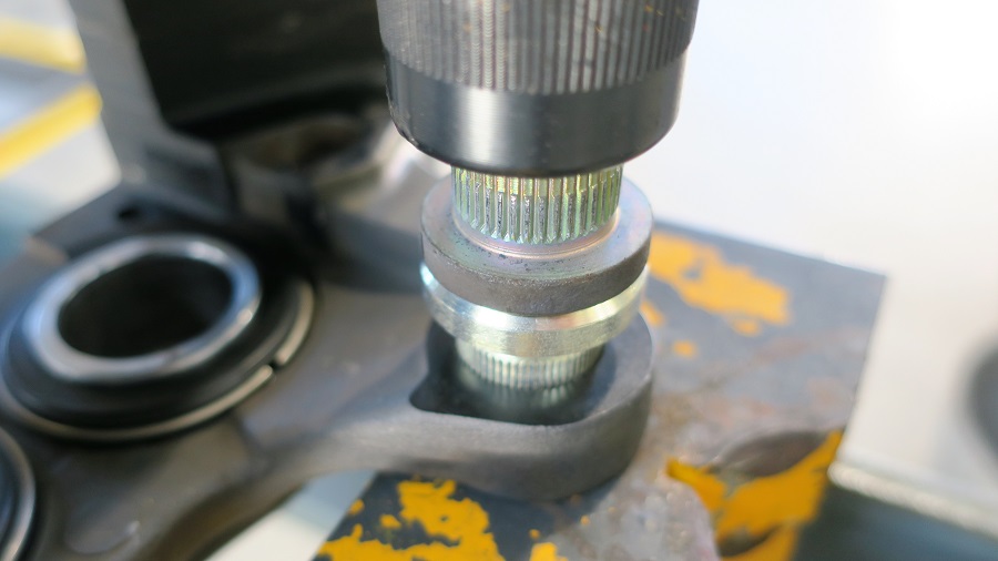 z32 er34フロントキャリパーのオーバーホール、ナット打ち替え、流用