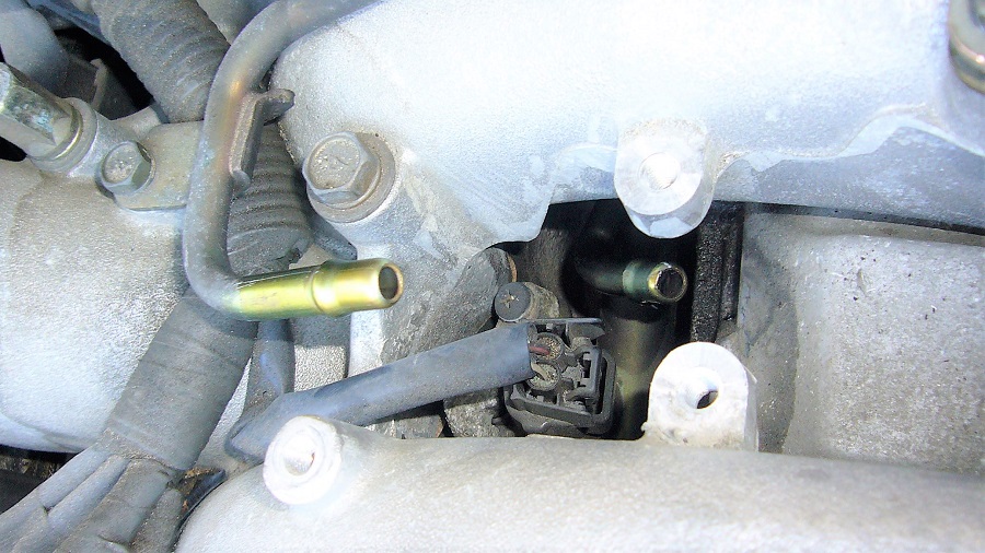 z32エンジンルーム内の燃料系統の交換