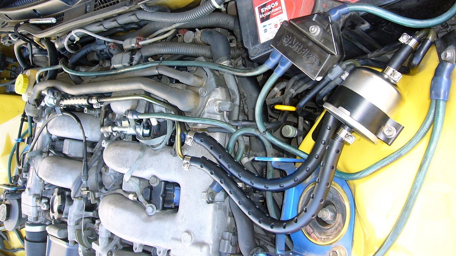 Z32エンジンルーム内の燃料系統の交換