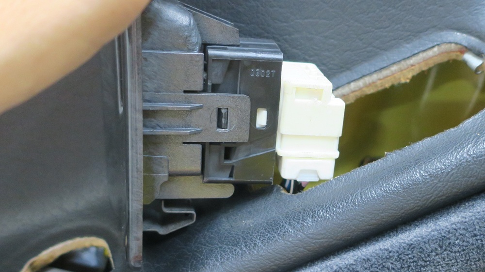 z32助手席ドア内張りの取外し