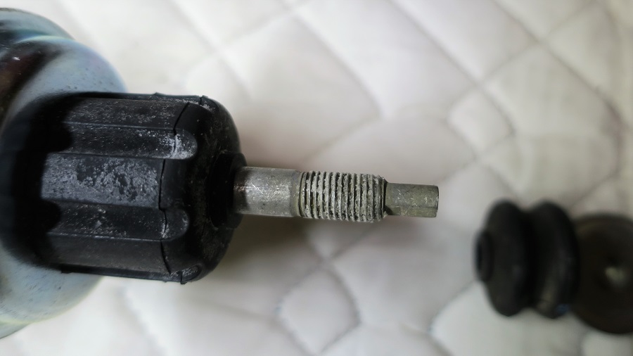 z32純正ショックアブソーバーの交換