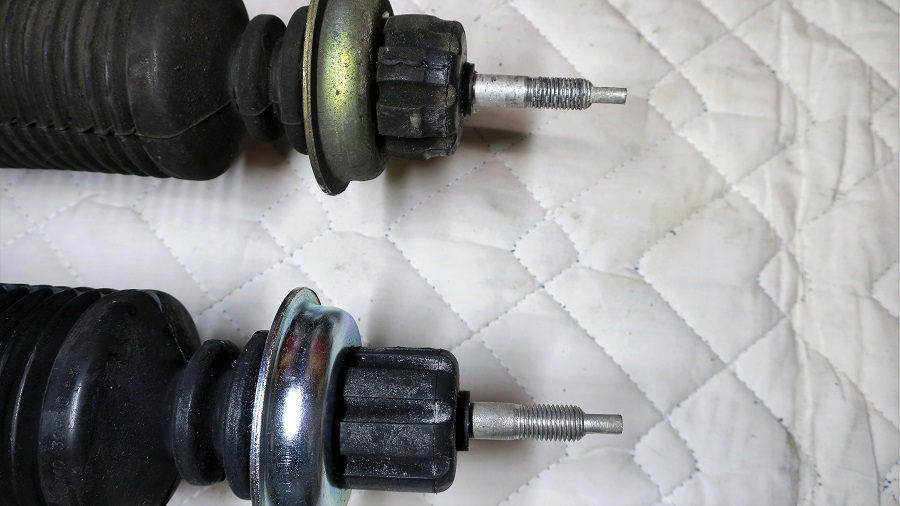 z32純正ショックアブソーバーの交換