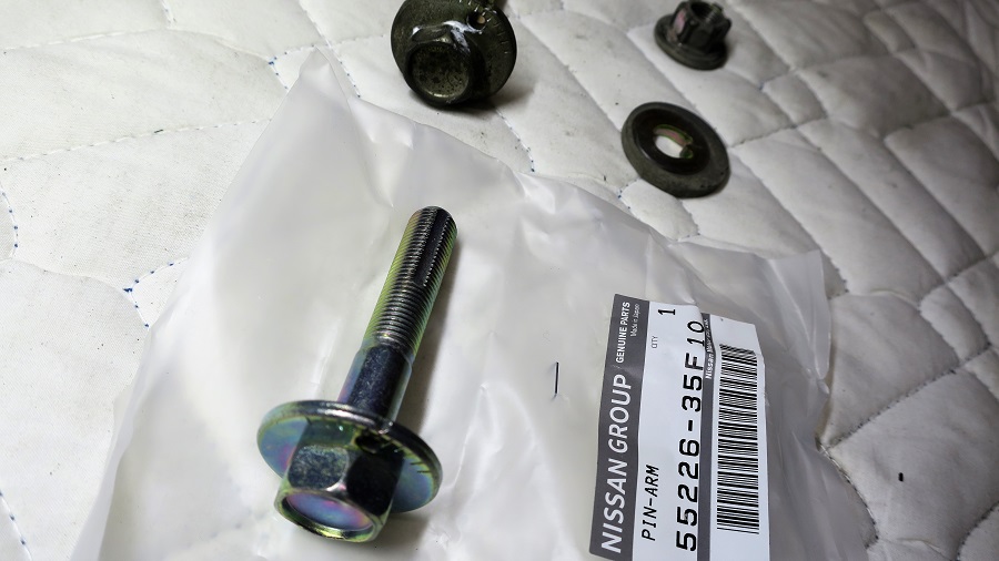 z32リアアッパーリンクの交換