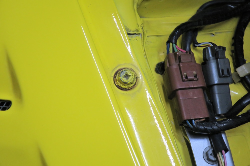 Z32フェンダー固定ボルトの交換