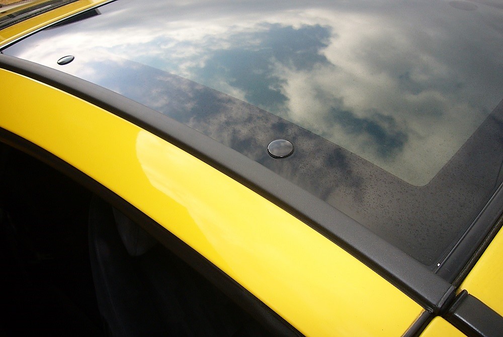 Z32ルーフパネルモールの新品装着状態