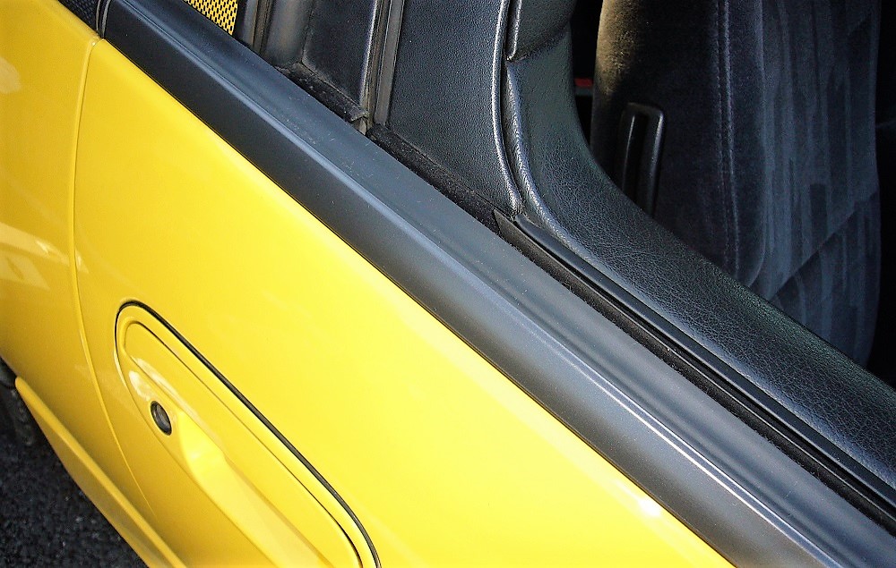 Z32フロントドアモールの新品装着状態