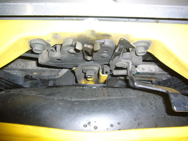 Z32フードロックの清掃（ボンネット）