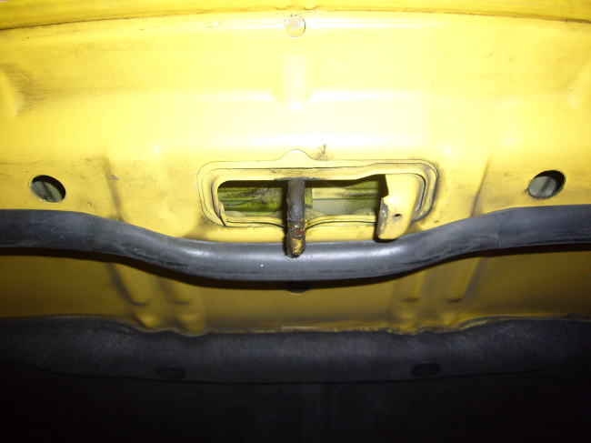 Z32フードロックの清掃（ボンネット）