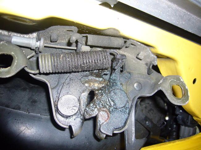 Z32フードロックの清掃（ボンネット）