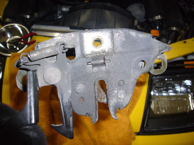 Z32フードロックの清掃（ボンネット）