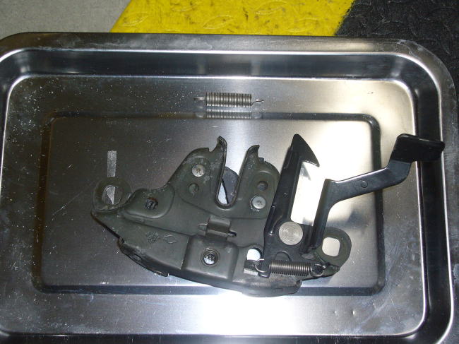 Z32フードロックの清掃（ボンネット）