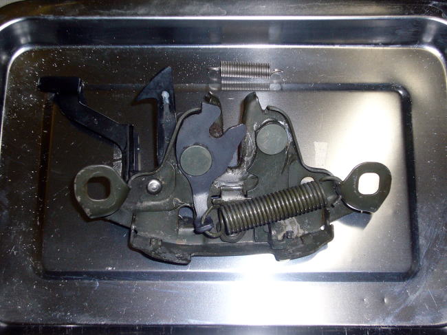 Z32フードロックの清掃（ボンネット）