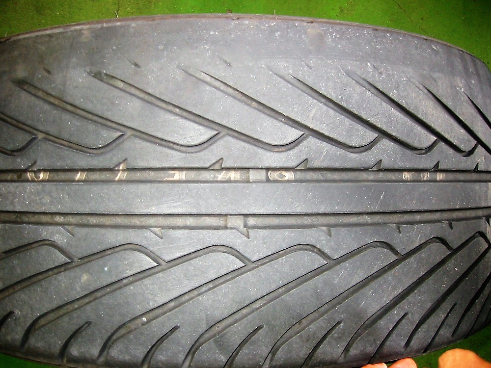 Z32フロントタイヤの内減り