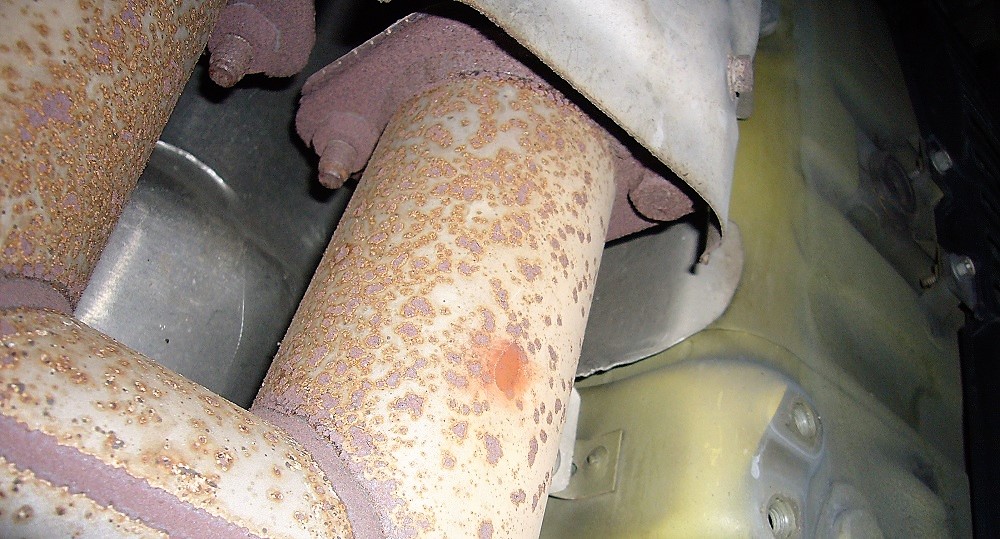 Z32マフラーとフロアトンネルメンバーとの接触痕