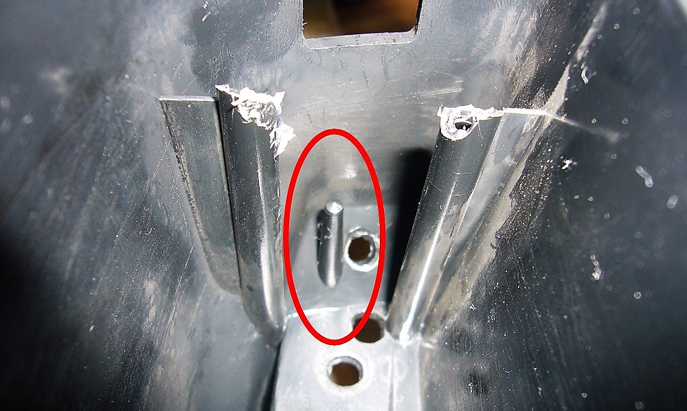 Z32クラスタースイッチブラケットの損傷状況